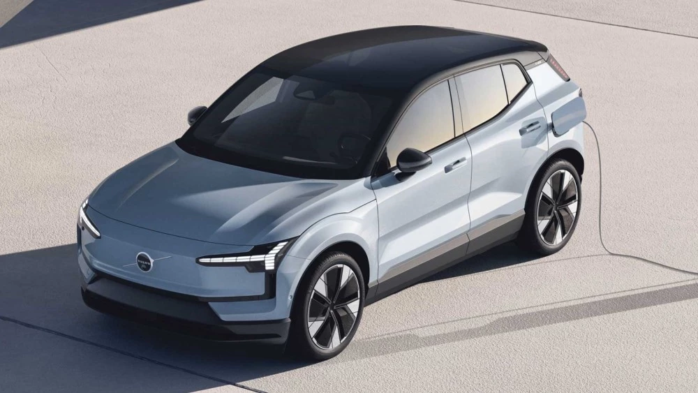 Электрический кроссовер Volvo EX30 сбоку спереди финалист премии Автомобиль года 2024 в Европе