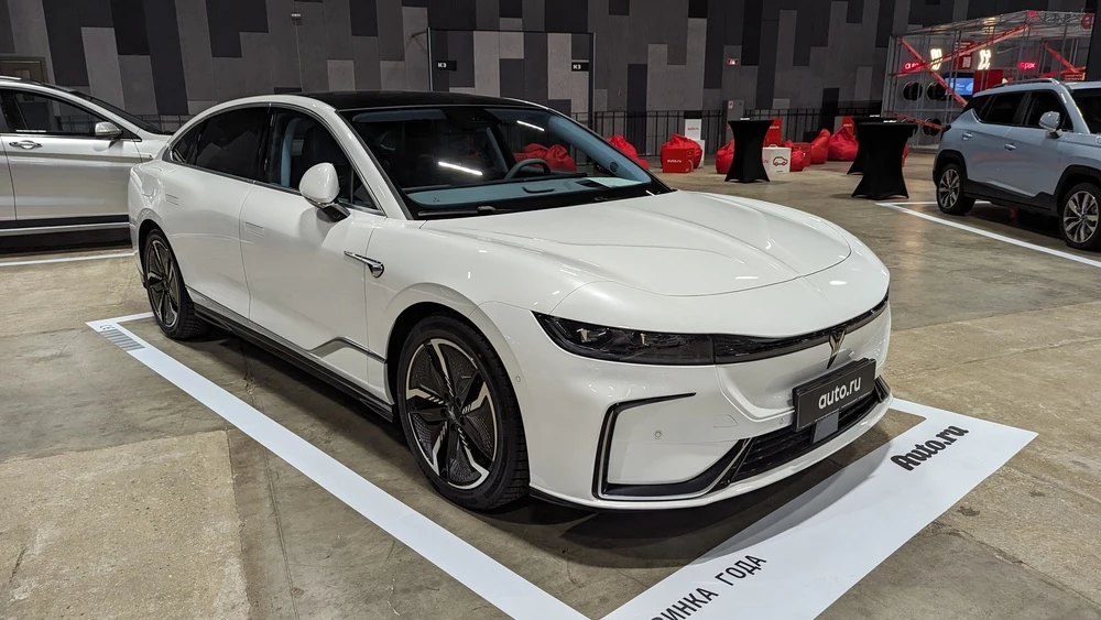 Voyah Passion сбоку спереди новинка 2023