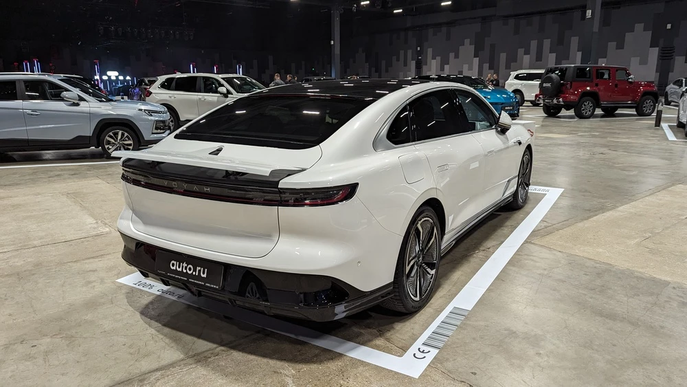 Voyah Passion сбоку сзади