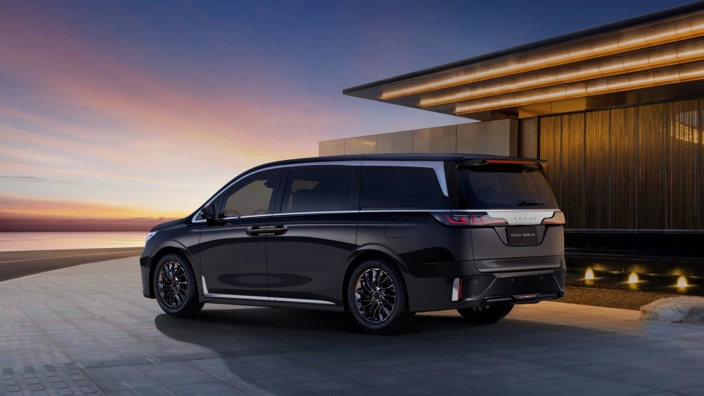 минивэн Voyah Dream First сбоку сзади
