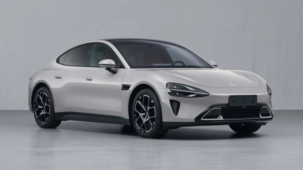 Первый электрокар Xiaomi готов к выходу на рынок. Официальные фото и характеристики Xiaomi SU7 сбоку спереди