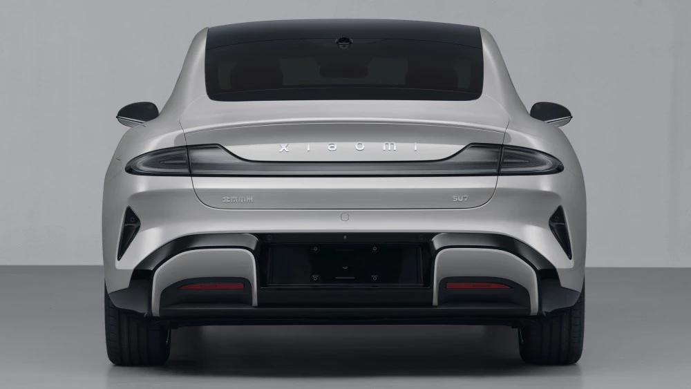 Xiaomi SU7 сзади