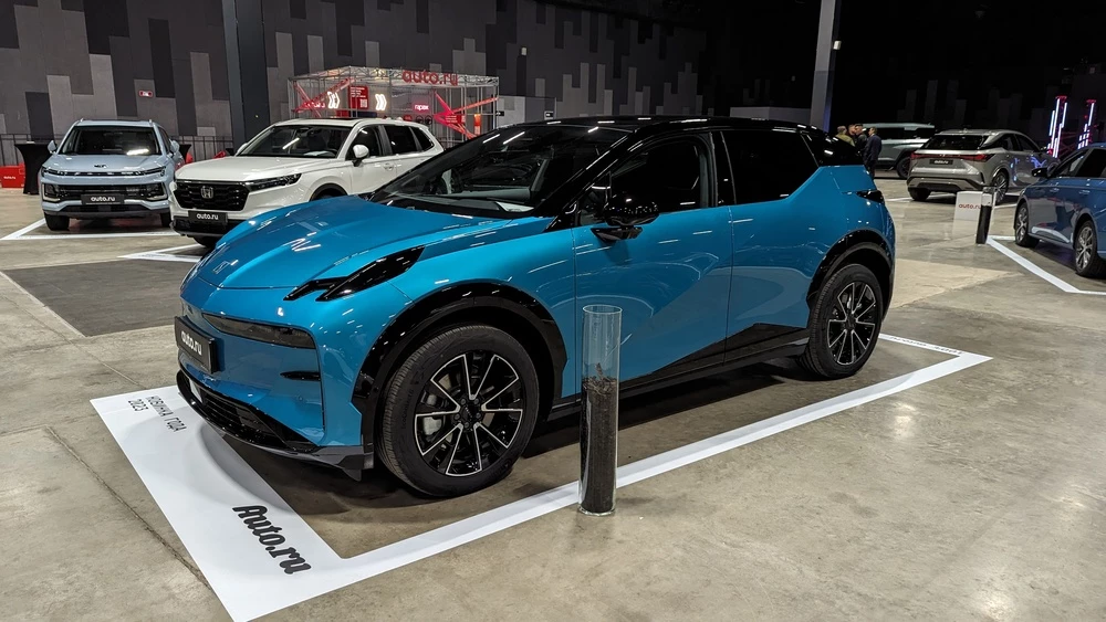 Zeekr X Новинка года 2023 сбоку спереди