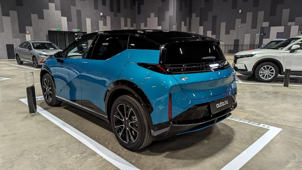 Zeekr X Новинка года 2023 сбоку сзади