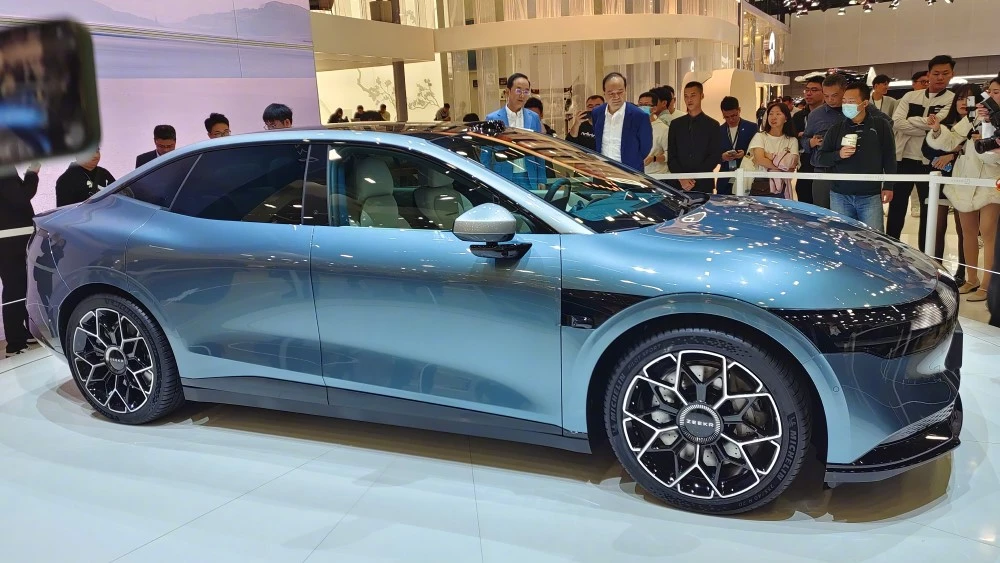 Zeekr 007 автосалон в Гуанчжоу предзаказ сбоку спереди