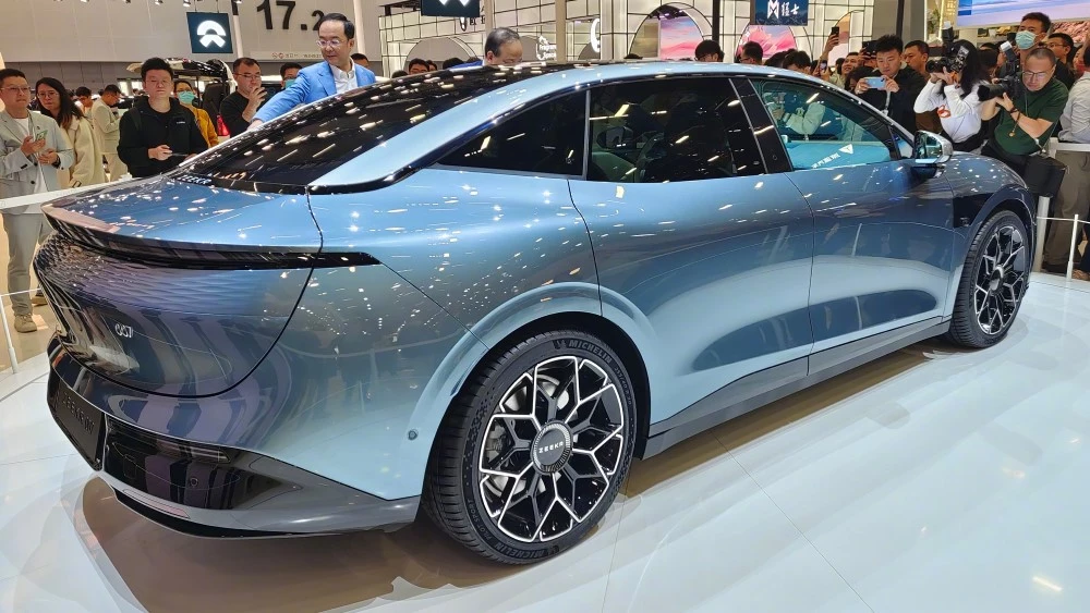 Zeekr 007 автосалон в Гуанчжоу предзаказ сбоку сзади