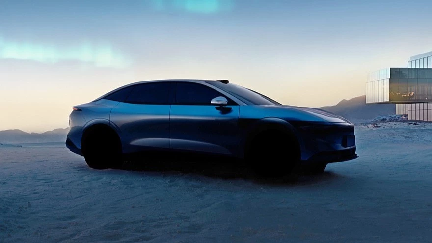 Zeekr 007 седан сбоку спереди