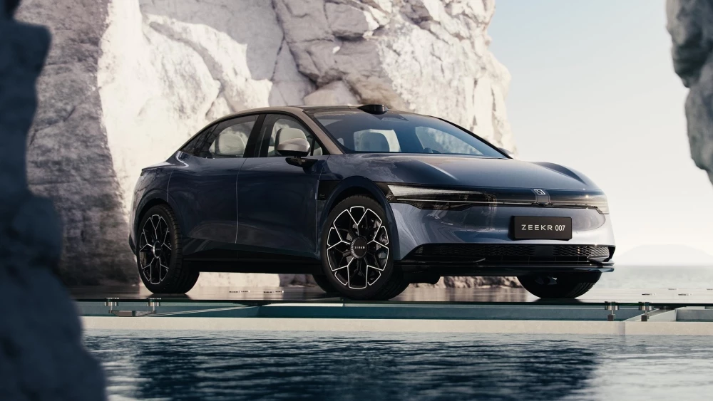 Электрический седан Zeekr 007 сбоку спереди