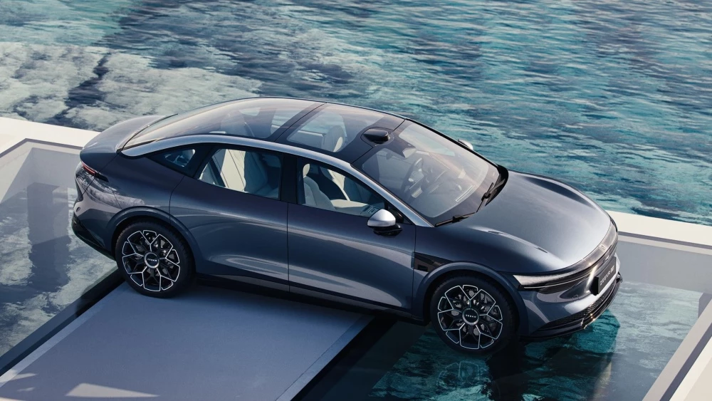 Электрический седан Zeekr 007 сбоку сверху