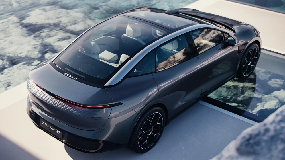 Электрический седан Zeekr 007 сбоку сзади сверху