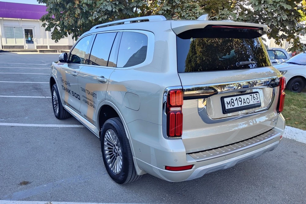 Tank 500 тест Мишина сбоку сзади на асфальте