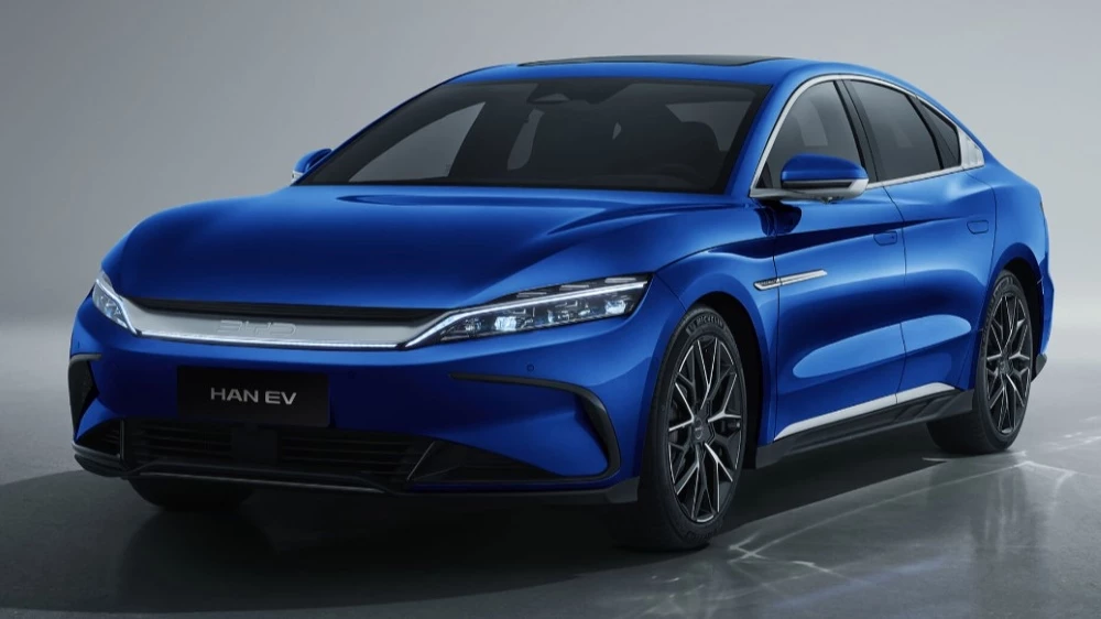 BYD Han EV сбоку спереди