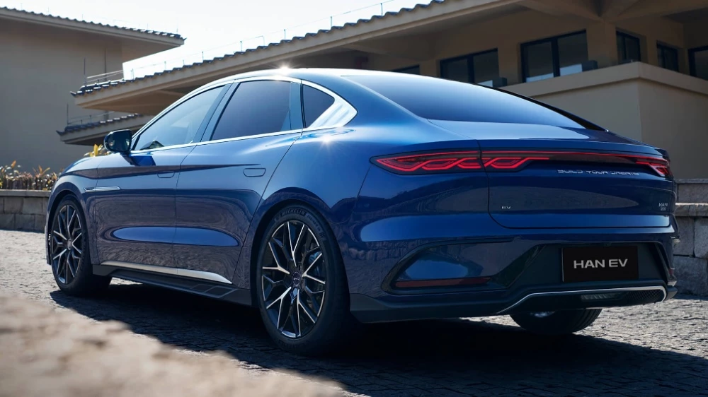 BYD Han EV сбоку сзади