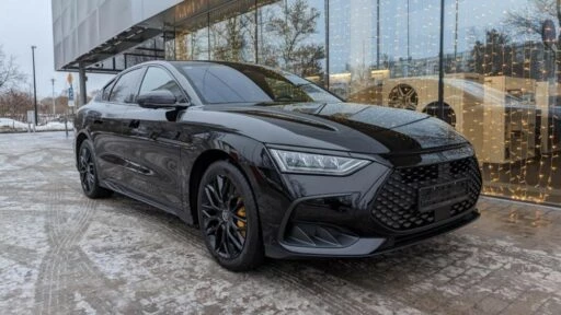 Седан BYD Han сбоку спереди в России Санкт-Петербурге