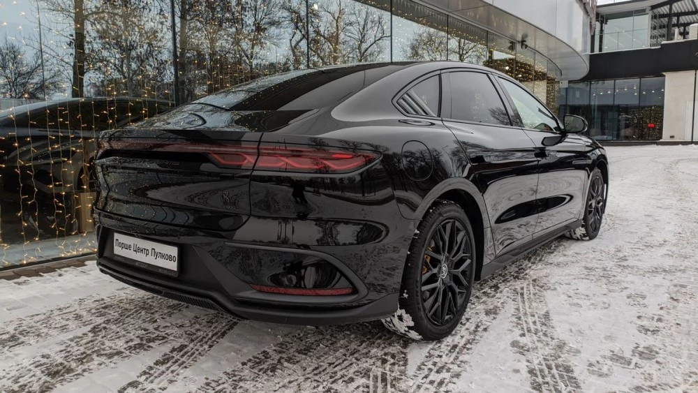 Седан BYD Han сбоку сзади в России Санкт-Петербурге