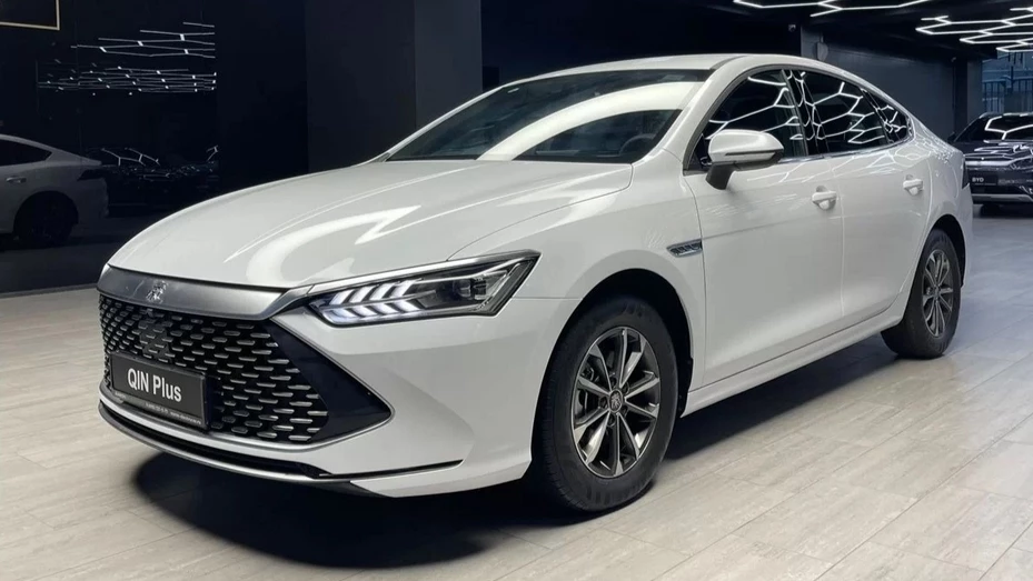 BYD Qin Plus Аарон Электро спереди сбоку
