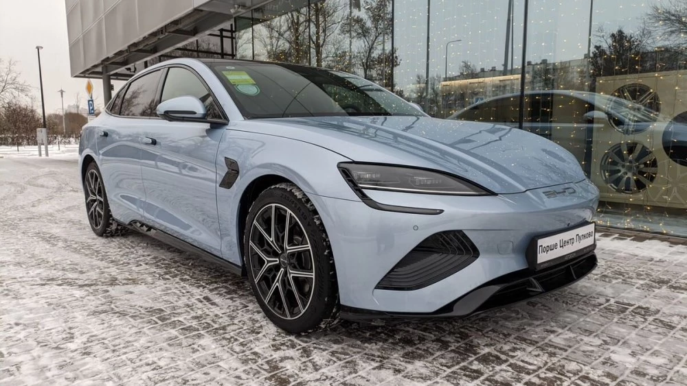 Седан BYD Seal сбоку спереди в России Санкт-Петербурге