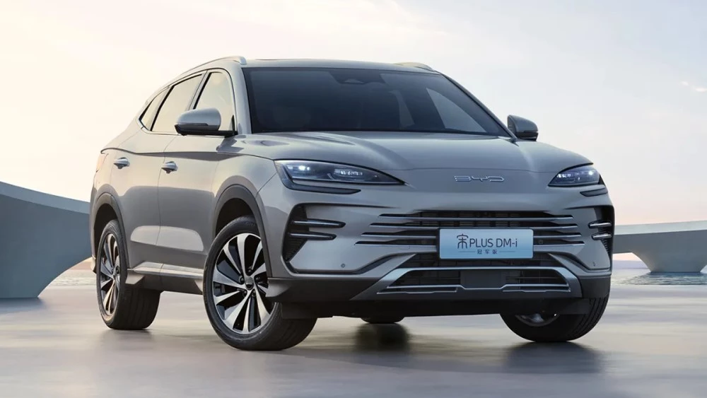 BYD Song Plus DM-i сбоку спереди