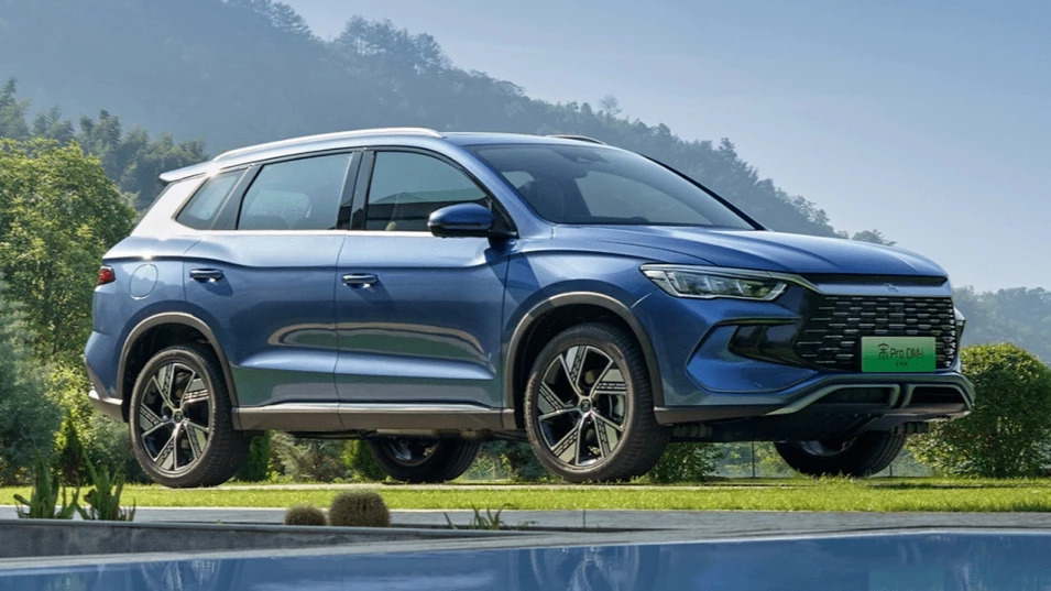 BYD Song Pro DM-i сбоку спереди