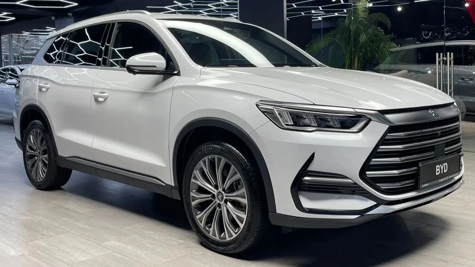 BYD Song Pro DM-i сбоку спереди