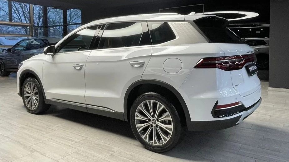 BYD Song Pro DM-i сбоку сзади