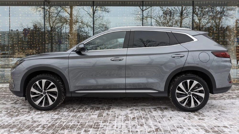 Кроссовер BYD Song сбоку спереди в России Санкт-Петербурге