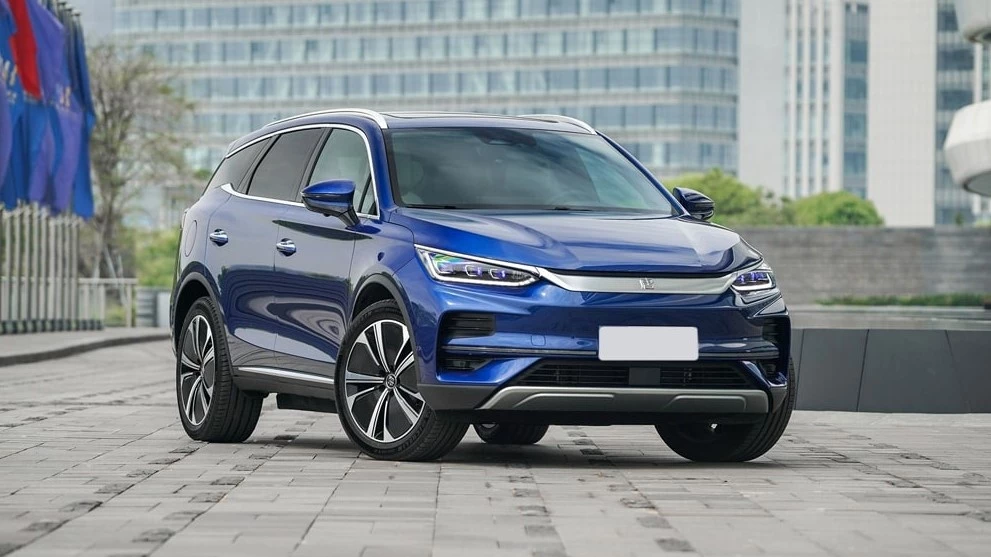 BYD Tang EV сбоку спереди