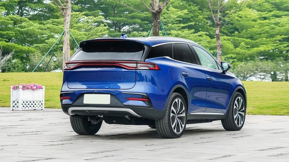 BYD Tang EV сбоку сзади