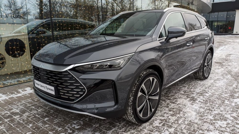 Кроссовер BYD Tang сбоку спереди в России Санкт-Петербурге