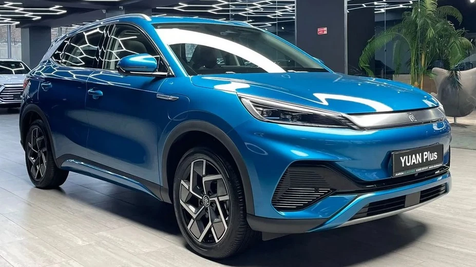BYD Yuan Plus в дилерском центре купить сбоку спереди