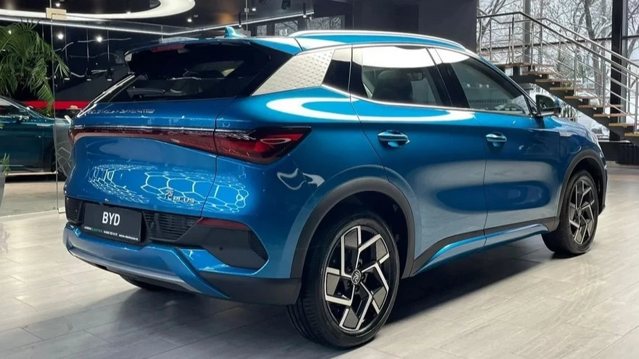 BYD Yuan Plus в дилерском центре купить сбоку сзади