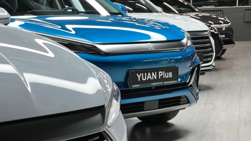В России начнутся официальные продажи автомобилей BYD. Какие модели и сколько они стоят BYD в дилерском центре «Аарон Электро»