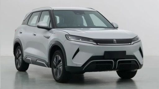 BYD Yuan UP сбоку спереди
