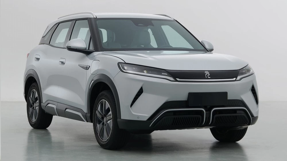 BYD Yuan UP сбоку спереди