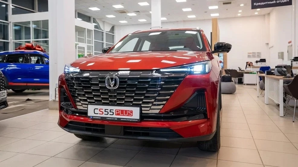 Changan CS55 Plus в дилерском центре купить новый спереди сбоку