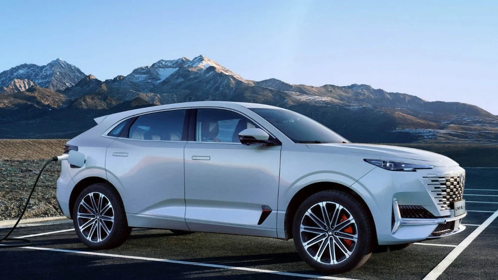 Гибридный кроссовер Changan Uni-K iDD сзади сбоку в России