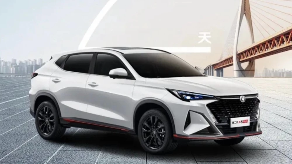 Кроссовер Changan X5 Plus сбоку спереди