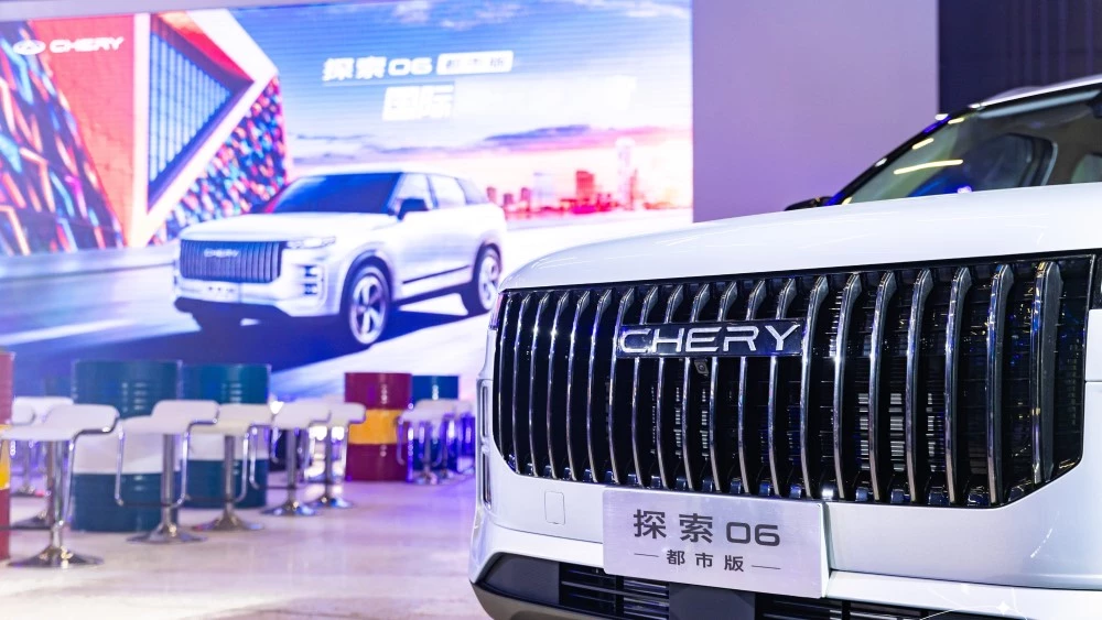 Chery Explore 06 Urban Edition сбоку спереди решетка радиатора логотип