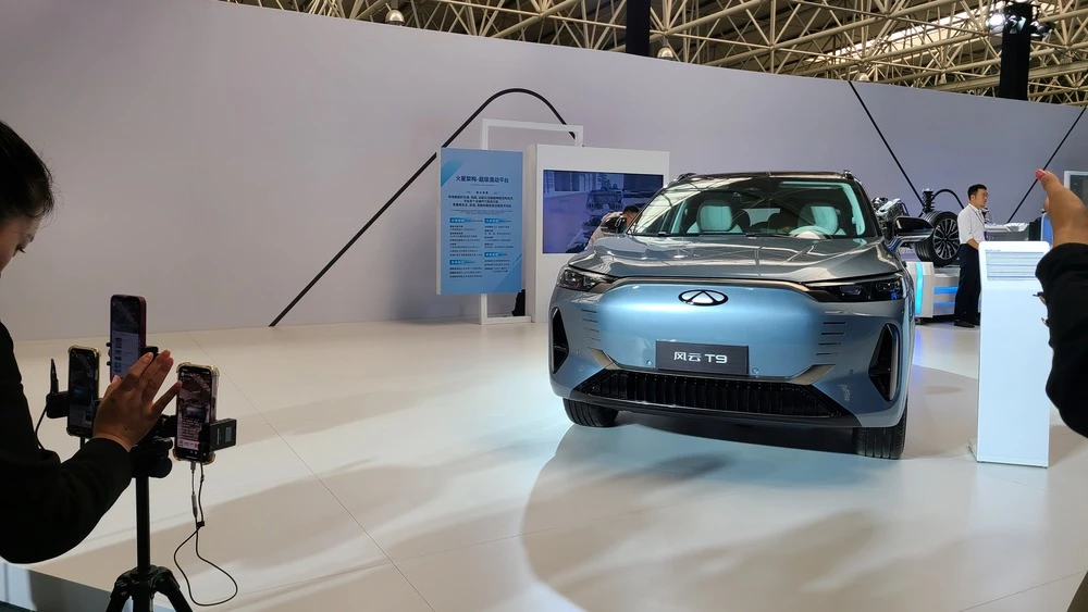 Гибридный кроссовер Fulwin T9 от Chery сбоку спереди