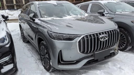 Chery Tiggo 9 сбоку спереди в России на парковке