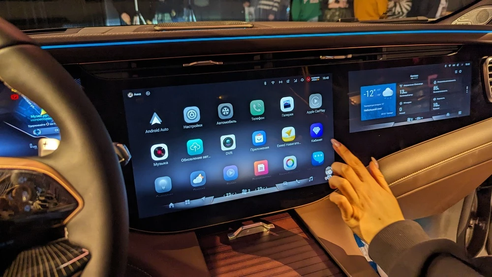 Обновленный Exeed VX нового поколения в России салон интерьер экраны мониторы медиасистема головное устройство