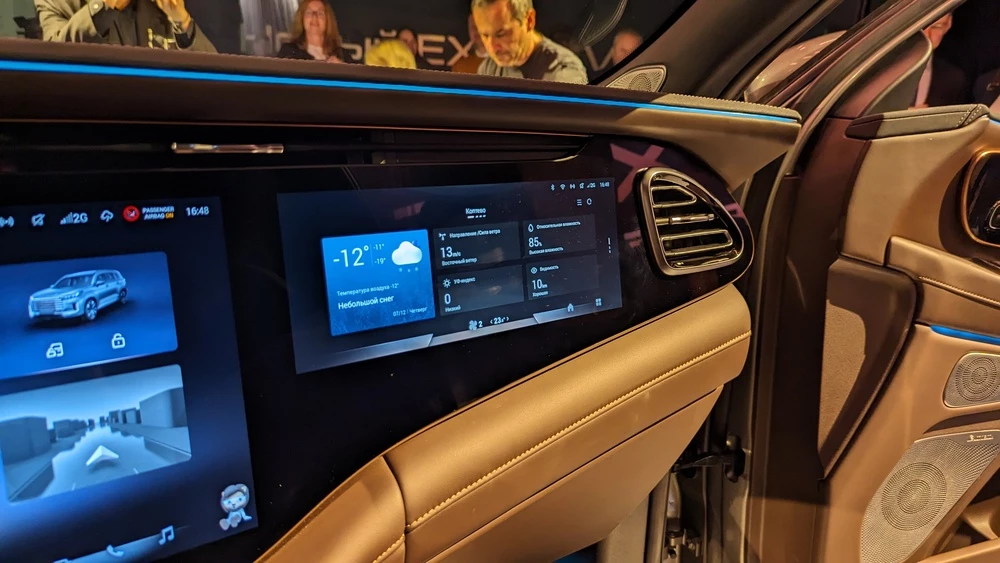 Обновленный Exeed VX нового поколения в России салон интерьер экраны мониторы медиасистема монитор для пассажира