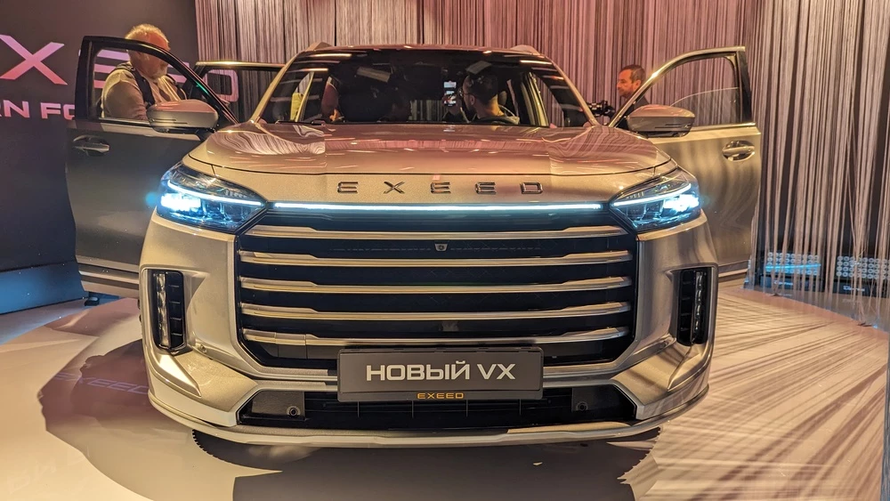 Обновленный Exeed VX нового поколения спереди презентация в России