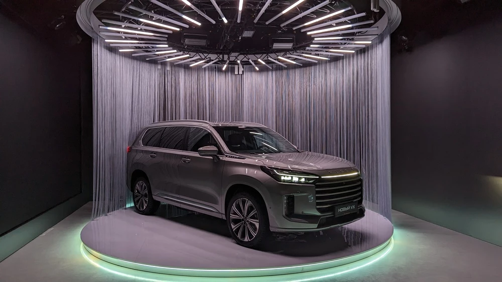 Обновленный Exeed VX нового поколения сбоку спереди презентация в России