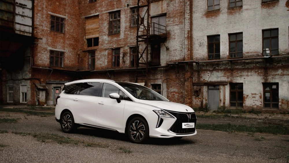 Для семьи и бизнеса. MPV Forthing YACHT покоряет рынок России Forthing YACHT сбоку спереди в городе в России