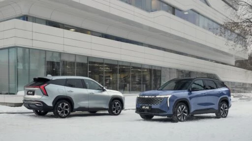 Geely Atlas сбоку сзади спереди