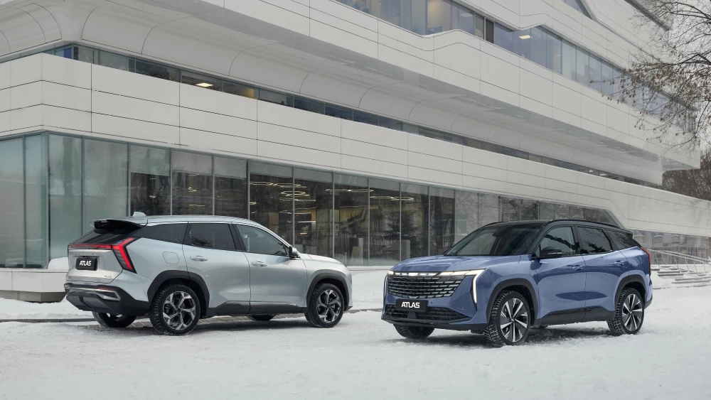 Geely Atlas сбоку сзади спереди