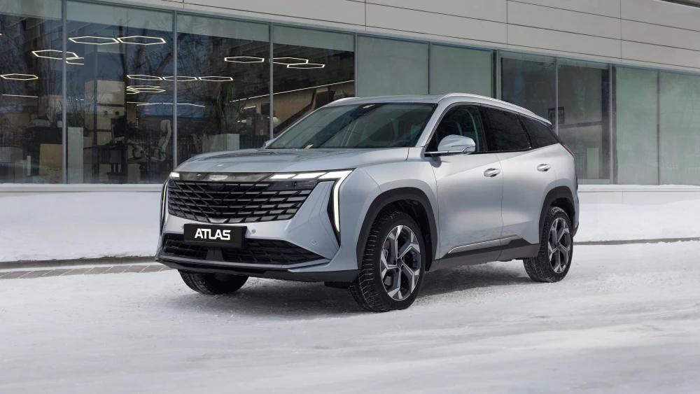 Geely Atlas сбоку спереди