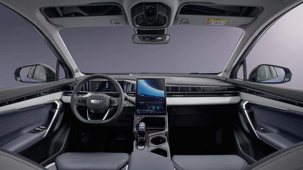 Geely Atlas салон интерьер первый ряд