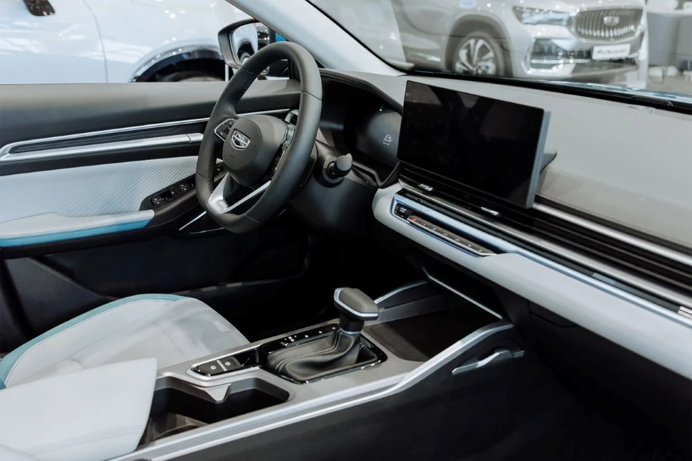 Geely Emgrand Бизнес-кар в автосалоне купить новые салон интерьер